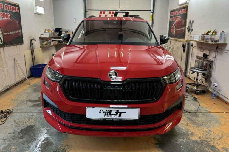 Stekla Škoda Kodiaq zatemnjena s 95% folijo. Pokrov motorja zaščiten s prozorno zaščitno folijo.