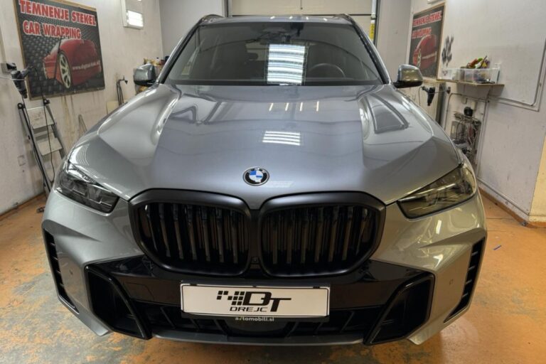 Stekla BMW X5 zatemnjena s 85% folijo.