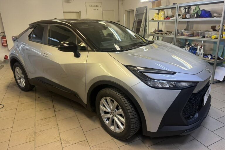 Polepitev zgornjega dela vozila Toyota C-HR v črno sijaj folijo. Stekla zatemnjena s 95% folijo.