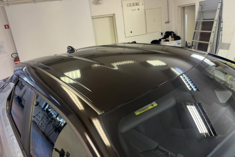 Polepitev zgornjega dela vozila Toyota C-HR v črno sijaj folijo. Stekla zatemnjena s 95% folijo.