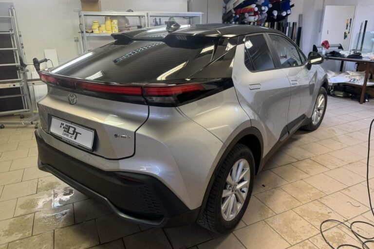 Polepitev zgornjega dela vozila Toyota C-HR v črno sijaj folijo. Stekla zatemnjena s 95% folijo.