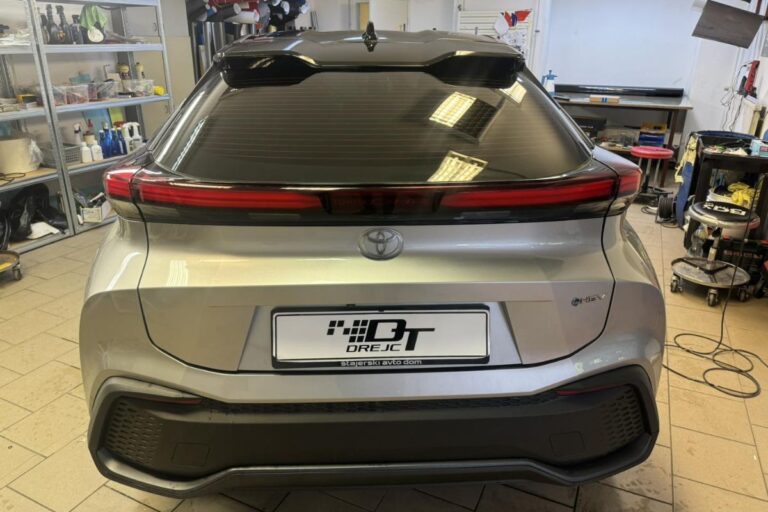 Polepitev zgornjega dela vozila Toyota C-HR v črno sijaj folijo. Stekla zatemnjena s 95% folijo.