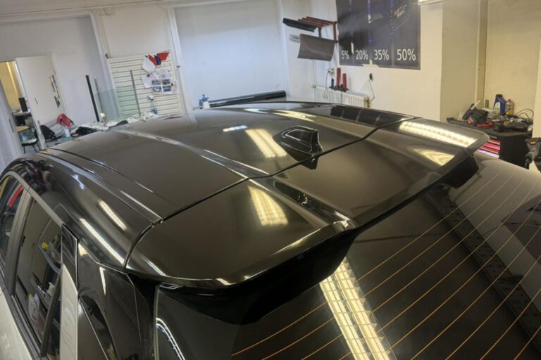 Polepitev zgornjega dela vozila Toyota C-HR v črno sijaj folijo. Stekla zatemnjena s 95% folijo.