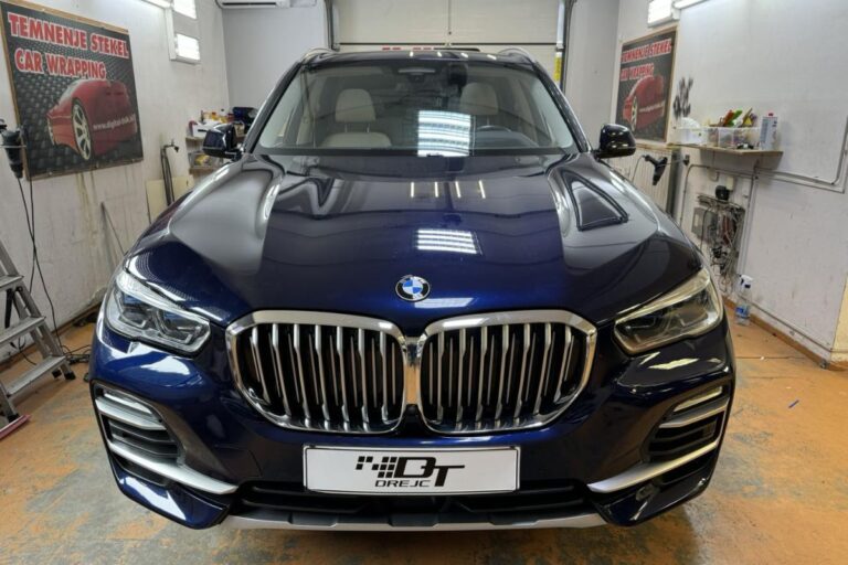 Stekla BMW X5 zatemnjena s 95% folijo.