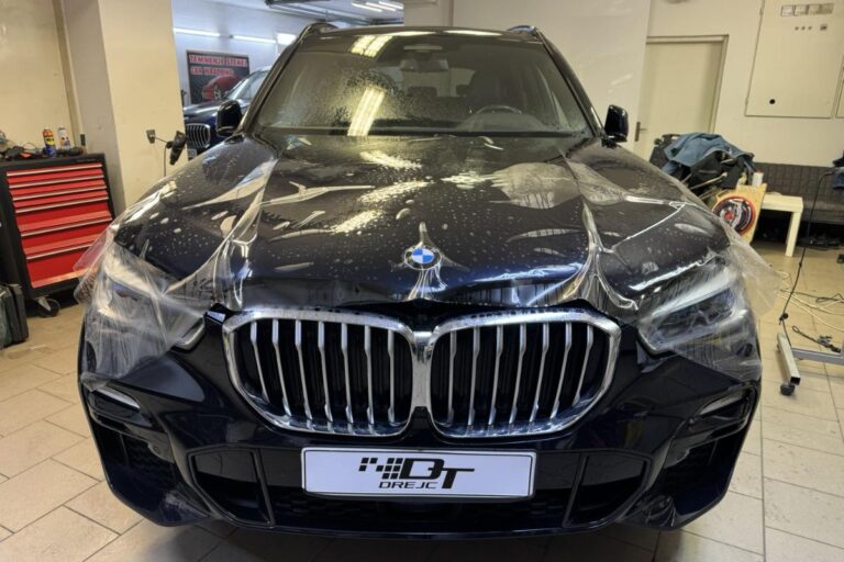 Pokrov motorja BMW X5 zaščiten s prozorno zaščitno folijo.