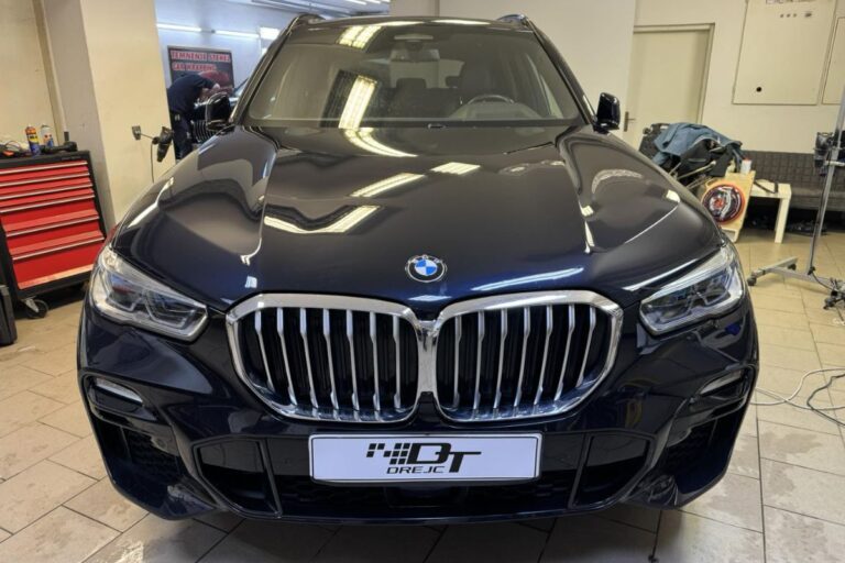 Pokrov motorja BMW X5 zaščiten s prozorno zaščitno folijo.
