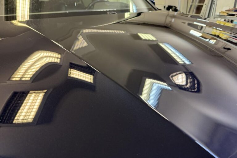 Pokrov motorja BMW X5 zaščiten s prozorno zaščitno folijo.