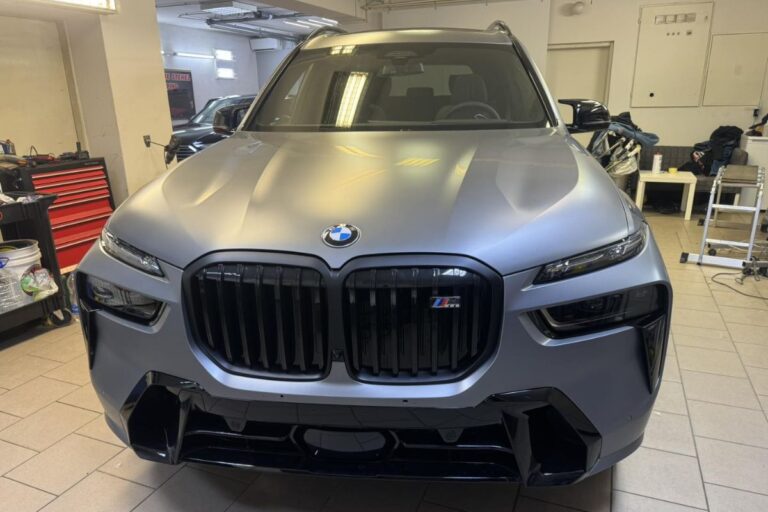 Celotno vozilo BMW X7 M60i zaščiteno s prozorno mat zaščitno folijo.