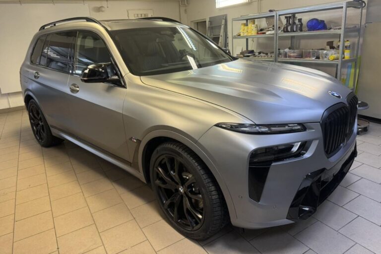Celotno vozilo BMW X7 M60i zaščiteno s prozorno mat zaščitno folijo.