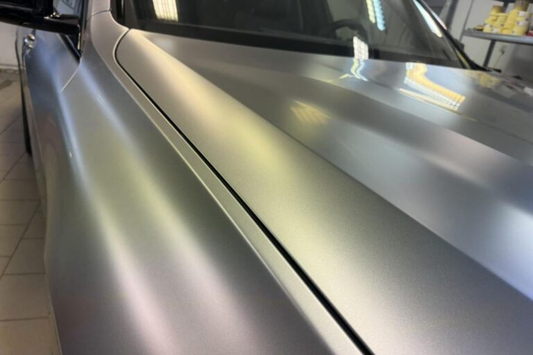 Celotno vozilo BMW X7 M60i zaščiteno s prozorno mat zaščitno folijo.