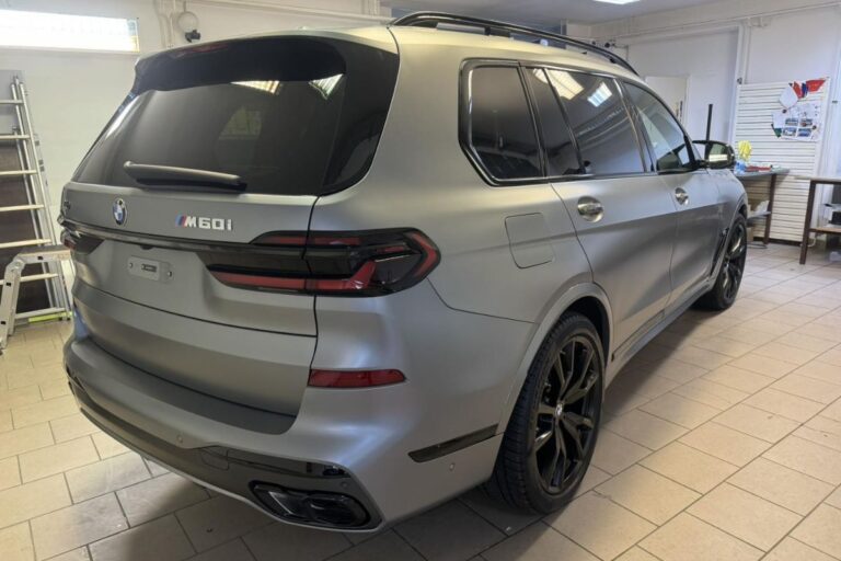 Celotno vozilo BMW X7 M60i zaščiteno s prozorno mat zaščitno folijo.