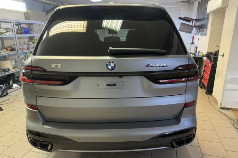 Celotno vozilo BMW X7 M60i zaščiteno s prozorno mat zaščitno folijo.