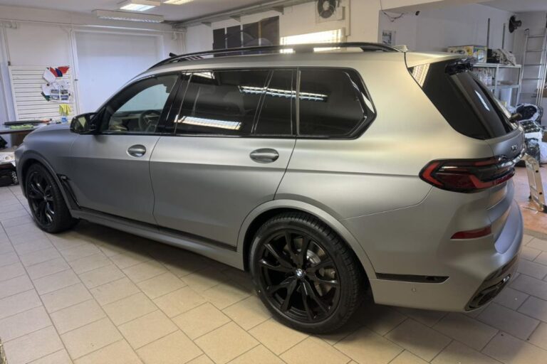 Celotno vozilo BMW X7 M60i zaščiteno s prozorno mat zaščitno folijo.