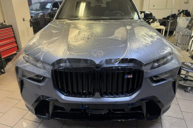 Celotno vozilo BMW X7 M60i zaščiteno s prozorno mat zaščitno folijo.