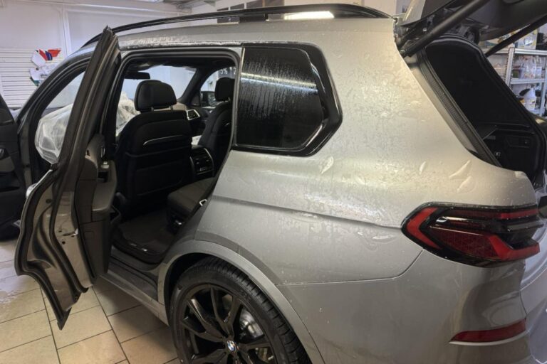 Celotno vozilo BMW X7 M60i zaščiteno s prozorno mat zaščitno folijo.