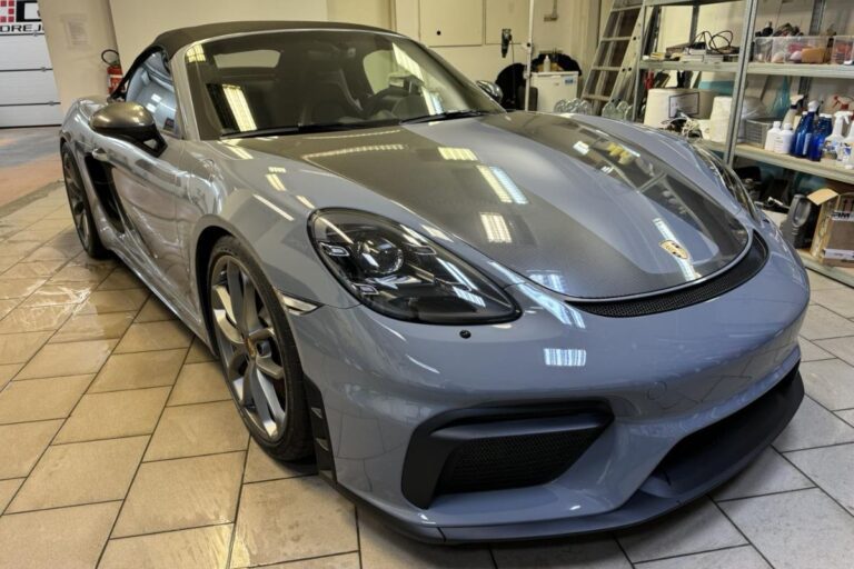 Sprednji del vozila Porsche 718 Spyder zaščiten s prozorno zaščitno folijo. Ogledala in delna polepitev pokrova motorja s ppf karbonsko folijo.