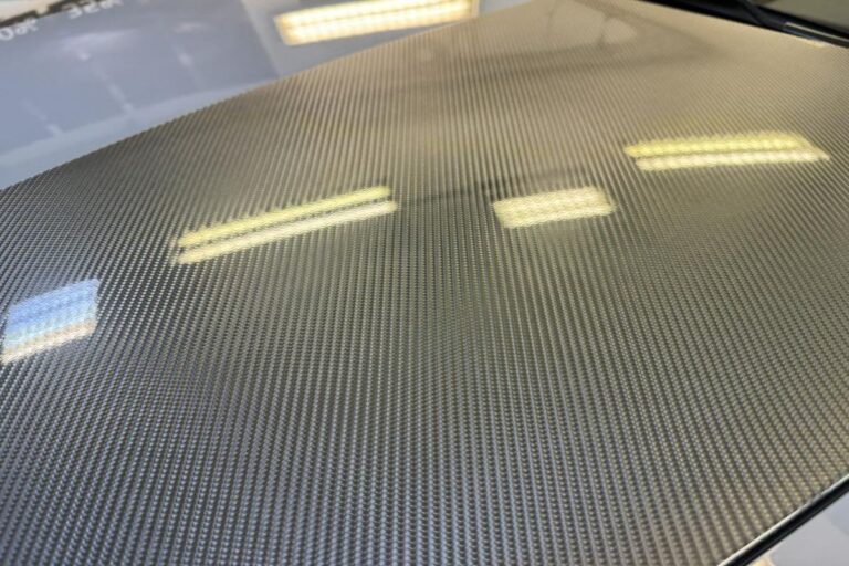 Sprednji del vozila Porsche 718 Spyder zaščiten s prozorno zaščitno folijo. Ogledala in delna polepitev pokrova motorja s ppf karbonsko folijo.