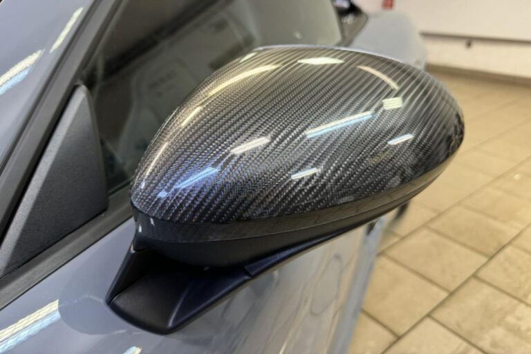 Sprednji del vozila Porsche 718 Spyder zaščiten s prozorno zaščitno folijo. Ogledala in delna polepitev pokrova motorja s ppf karbonsko folijo.