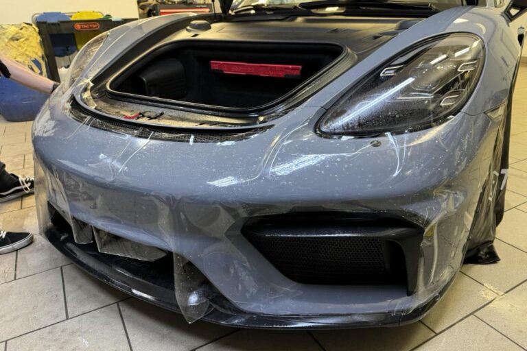 Sprednji del vozila Porsche 718 Spyder zaščiten s prozorno zaščitno folijo. Ogledala in delna polepitev pokrova motorja s ppf karbonsko folijo.