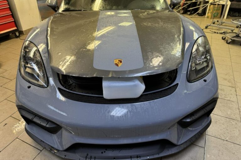 Sprednji del vozila Porsche 718 Spyder zaščiten s prozorno zaščitno folijo. Ogledala in delna polepitev pokrova motorja s ppf karbonsko folijo.