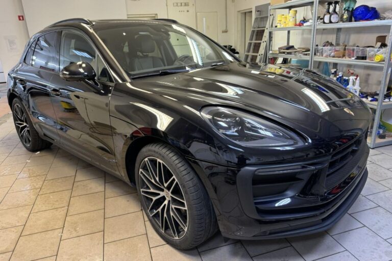 Sprednji del vozila Porsche Macan zaščiten s prozorno zaščitno folijo.