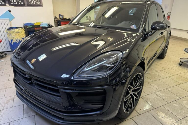 Sprednji del vozila Porsche Macan zaščiten s prozorno zaščitno folijo.
