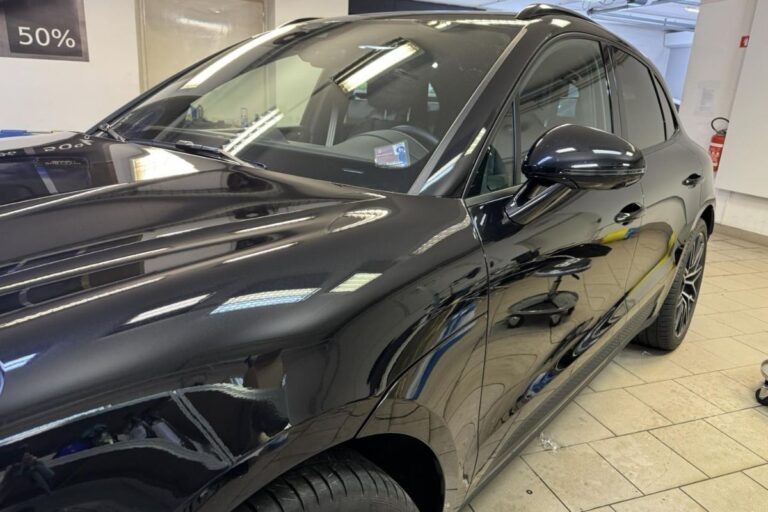 Sprednji del vozila Porsche Macan zaščiten s prozorno zaščitno folijo.