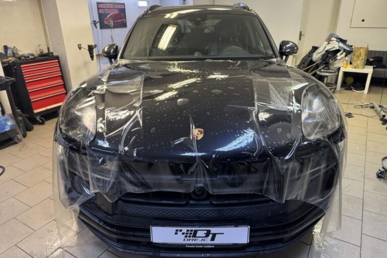 Sprednji del vozila Porsche Macan zaščiten s prozorno zaščitno folijo.
