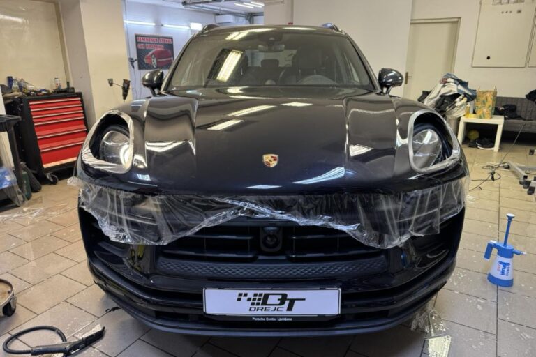 Sprednji del vozila Porsche Macan zaščiten s prozorno zaščitno folijo.