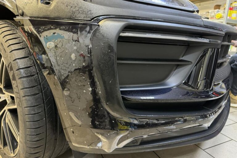 Sprednji del vozila Porsche Macan zaščiten s prozorno zaščitno folijo.