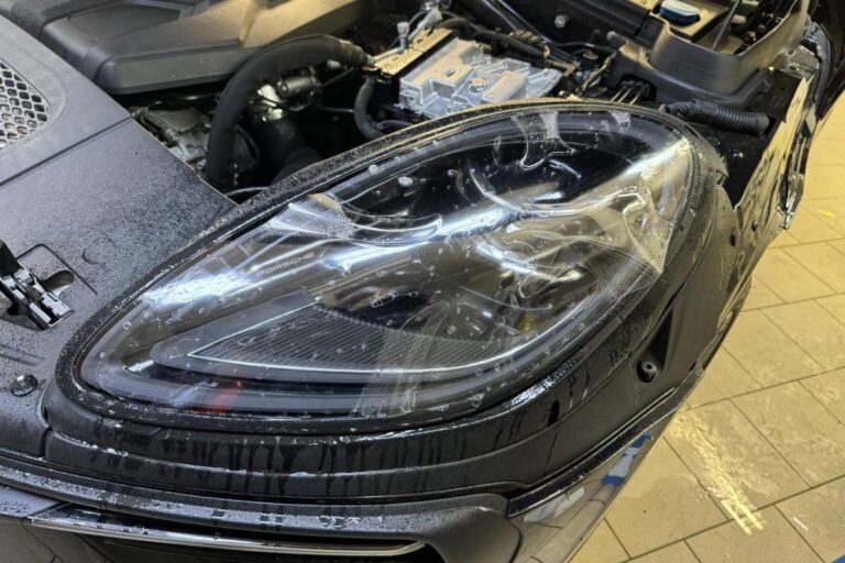 Sprednji del vozila Porsche Macan zaščiten s prozorno zaščitno folijo.