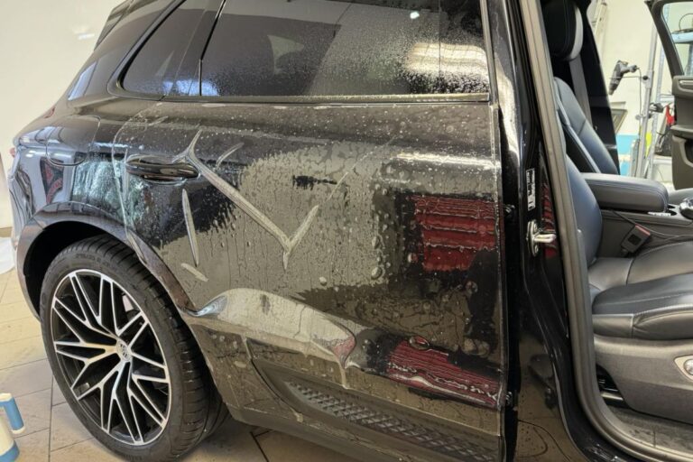 Sprednji del vozila Porsche Macan zaščiten s prozorno zaščitno folijo.