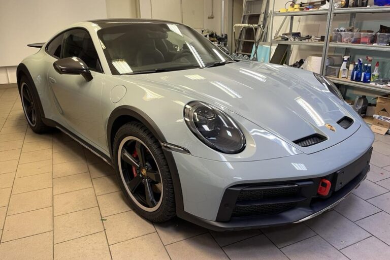 Celotno vozilo Porsche 911 Dakar zaščiteno s prozorno zaščitno folijo.