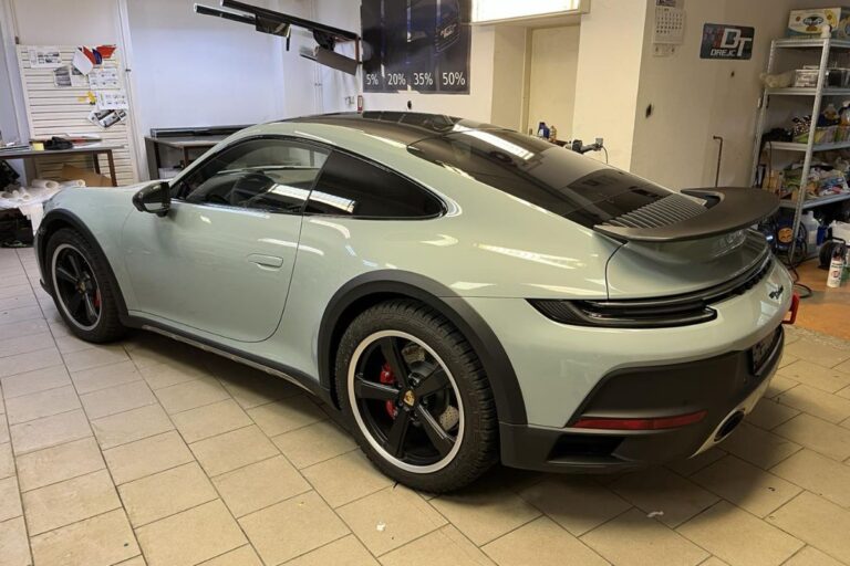 Celotno vozilo Porsche 911 Dakar zaščiteno s prozorno zaščitno folijo.