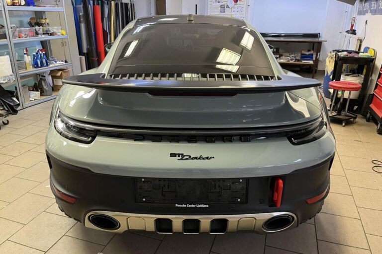 Celotno vozilo Porsche 911 Dakar zaščiteno s prozorno zaščitno folijo.