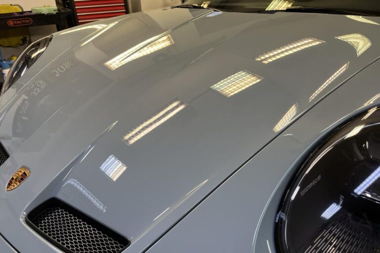 Celotno vozilo Porsche 911 Dakar zaščiteno s prozorno zaščitno folijo.