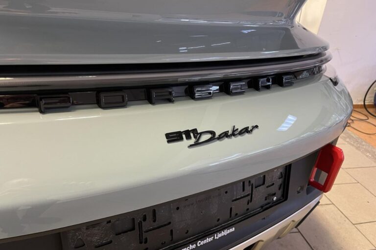 Celotno vozilo Porsche 911 Dakar zaščiteno s prozorno zaščitno folijo.
