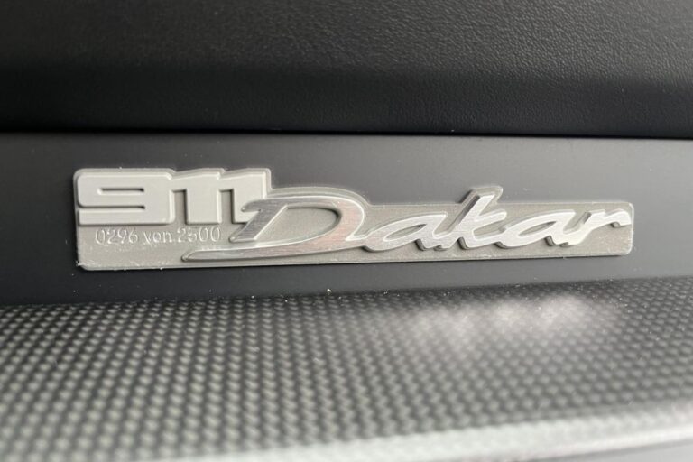 Celotno vozilo Porsche 911 Dakar zaščiteno s prozorno zaščitno folijo.