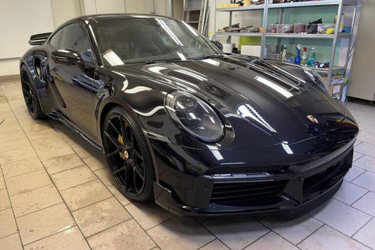 Celotno vozilo Porsche 911 Turbo S zaščiteno s prozorno zaščitno folijo.