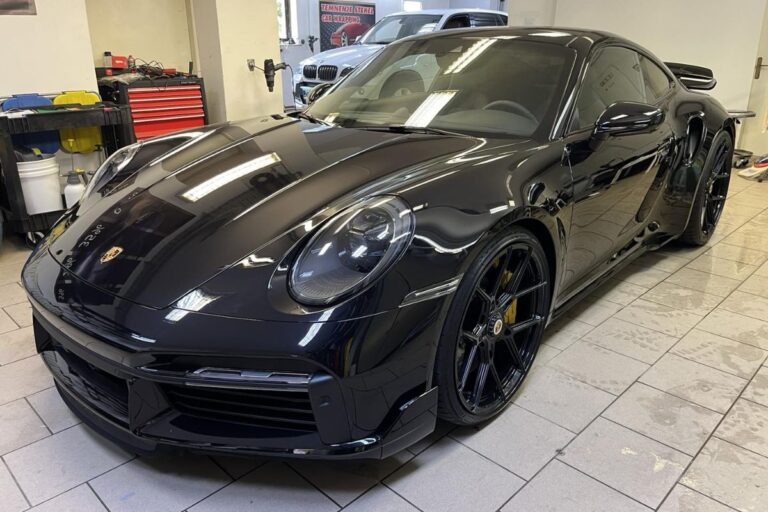 Celotno vozilo Porsche 911 Turbo S zaščiteno s prozorno zaščitno folijo.