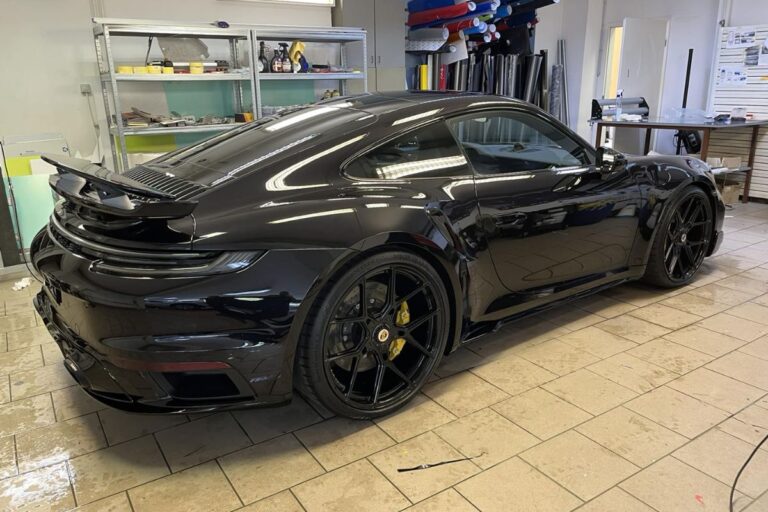 Celotno vozilo Porsche 911 Turbo S zaščiteno s prozorno zaščitno folijo.
