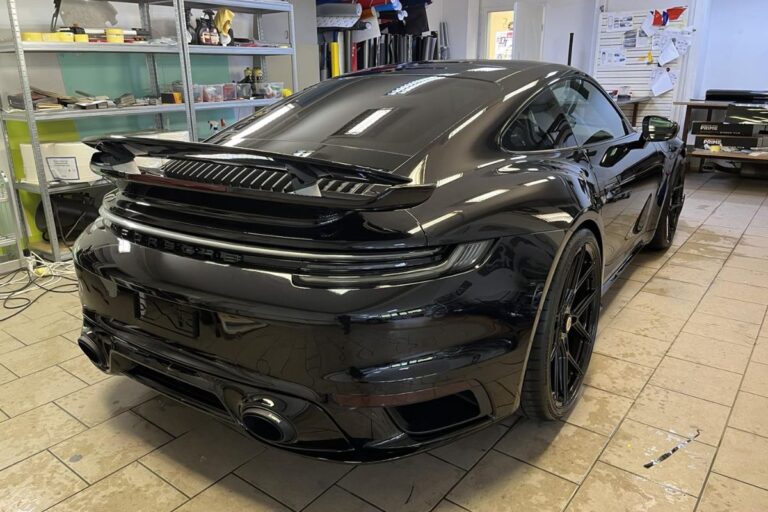 Celotno vozilo Porsche 911 Turbo S zaščiteno s prozorno zaščitno folijo.