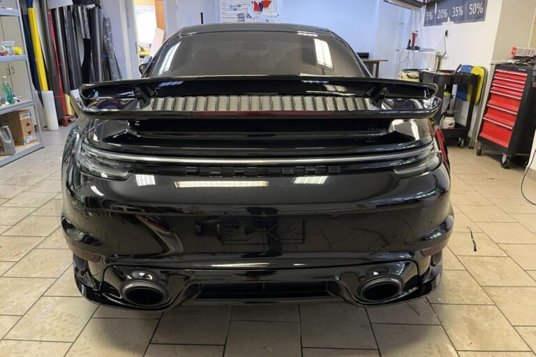 Celotno vozilo Porsche 911 Turbo S zaščiteno s prozorno zaščitno folijo.