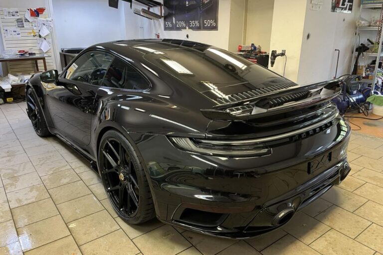 Celotno vozilo Porsche 911 Turbo S zaščiteno s prozorno zaščitno folijo.