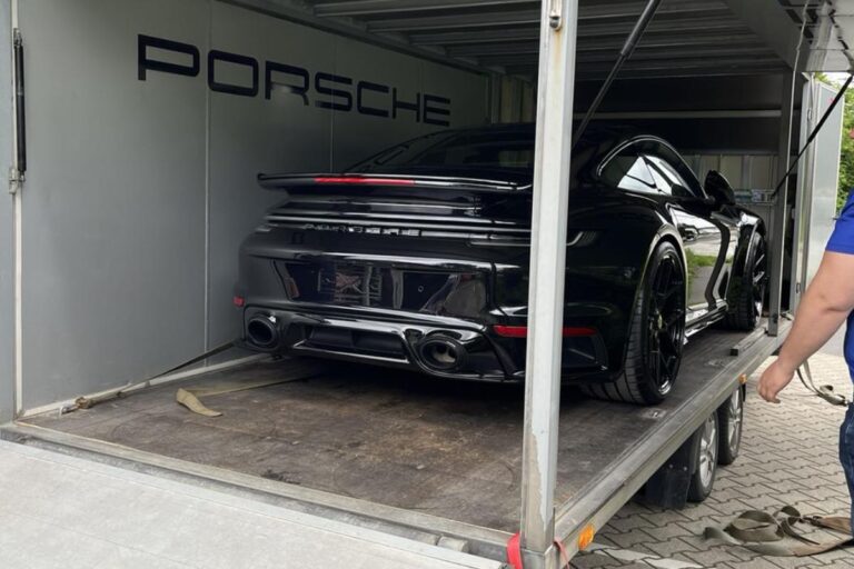 Celotno vozilo Porsche 911 Turbo S zaščiteno s prozorno zaščitno folijo.