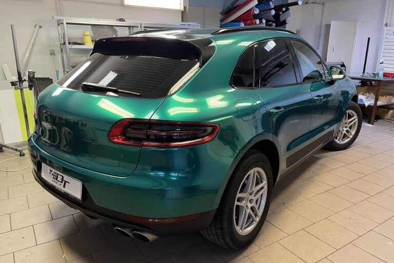 Polepitev vozila Porsche Macan S v temno zeleno perla sijaj folijo.