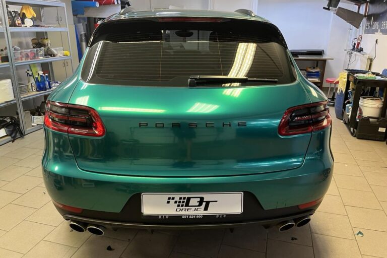Polepitev vozila Porsche Macan S v temno zeleno perla sijaj folijo.