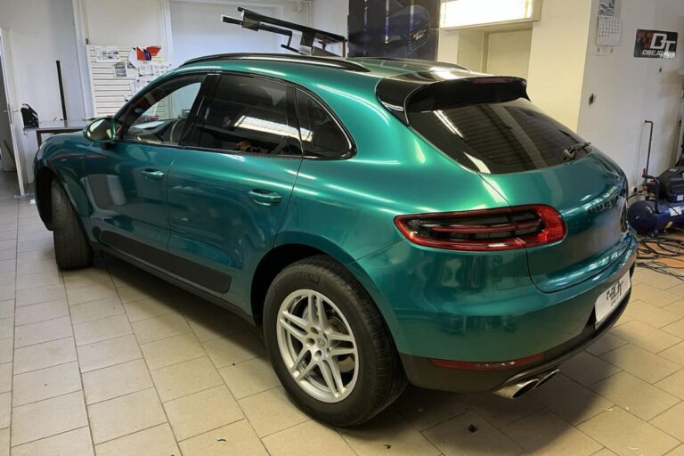 Polepitev vozila Porsche Macan S v temno zeleno perla sijaj folijo.
