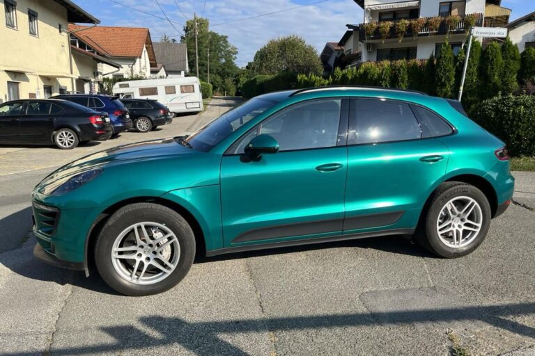 Polepitev vozila Porsche Macan S v temno zeleno perla sijaj folijo.