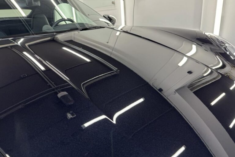 Pokrov motorja in luči Porsche 911 Turbo zaščiteni s prozorno zaščitno folijo.